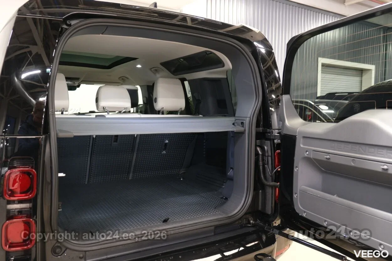 Land Rover Defender Ultimate Black 3 147kW