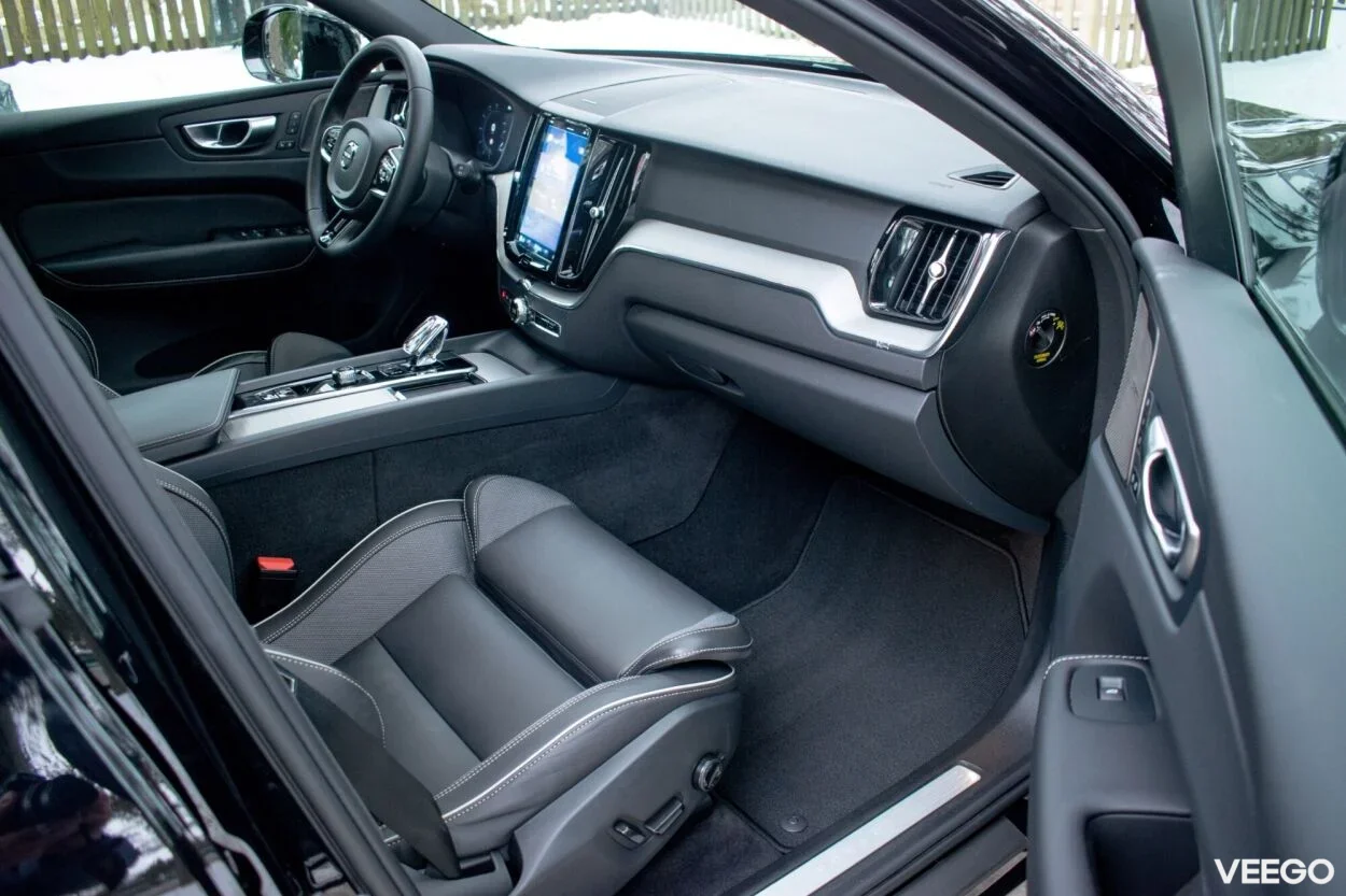 Volvo XC60 Plus DARK Intelli Safe Wntr PRO 2 184kW