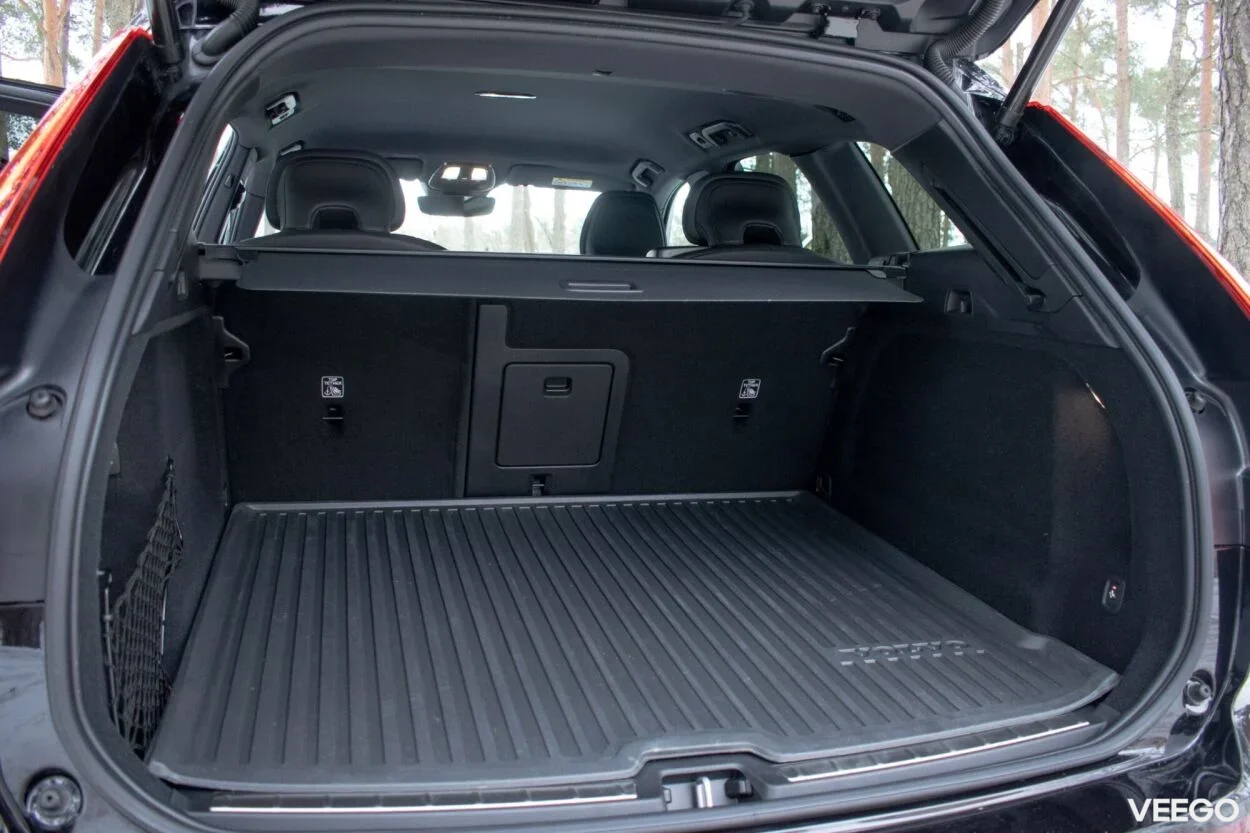 Volvo XC60 Plus DARK Intelli Safe Wntr PRO 2 184kW