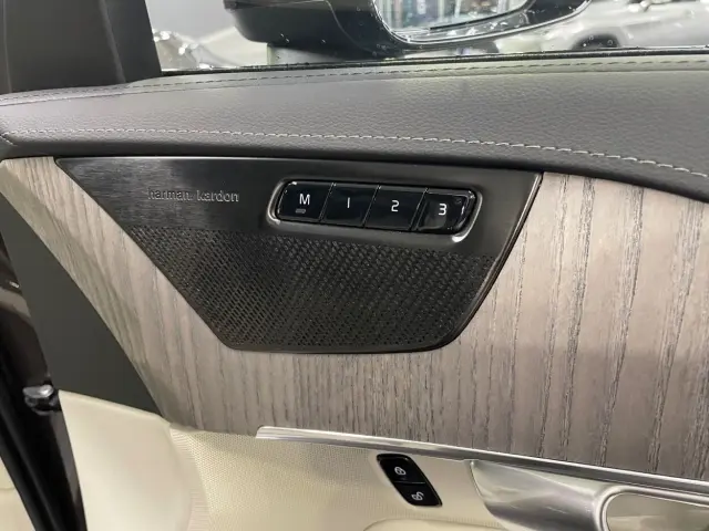 Image of Volvo XC90 AWD Ultimate Dark Edition 2 173kW