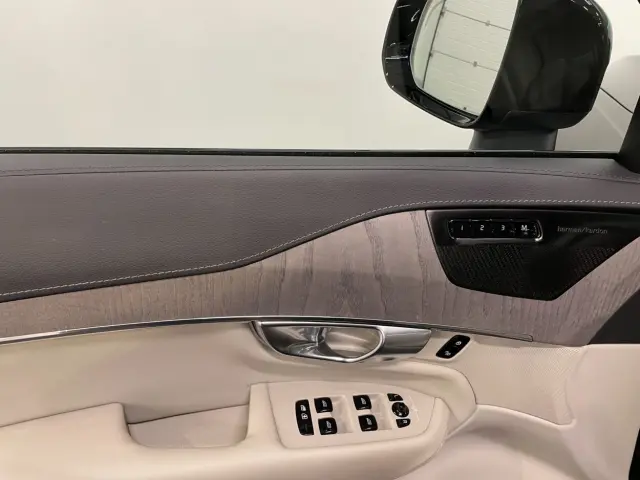 Image of Volvo XC90 AWD Ultimate Dark Edition 2 173kW