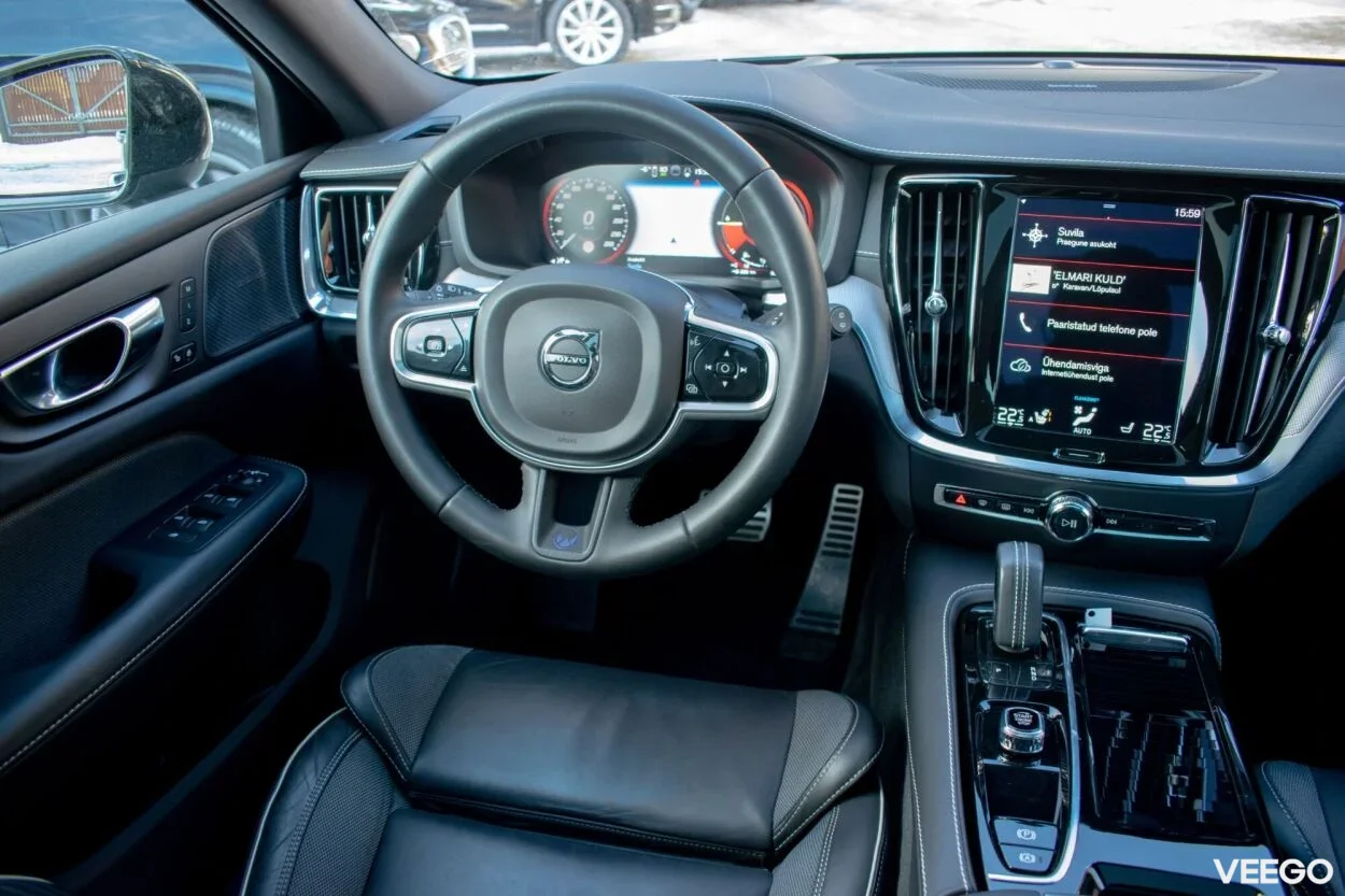 Volvo V60 AWD DARK R-Design Intelli Safe Xenium Wntr 2 293kW