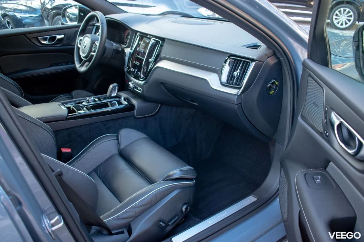 Volvo V60 AWD DARK R-Design Intelli Safe Xenium Wntr 2 293kW