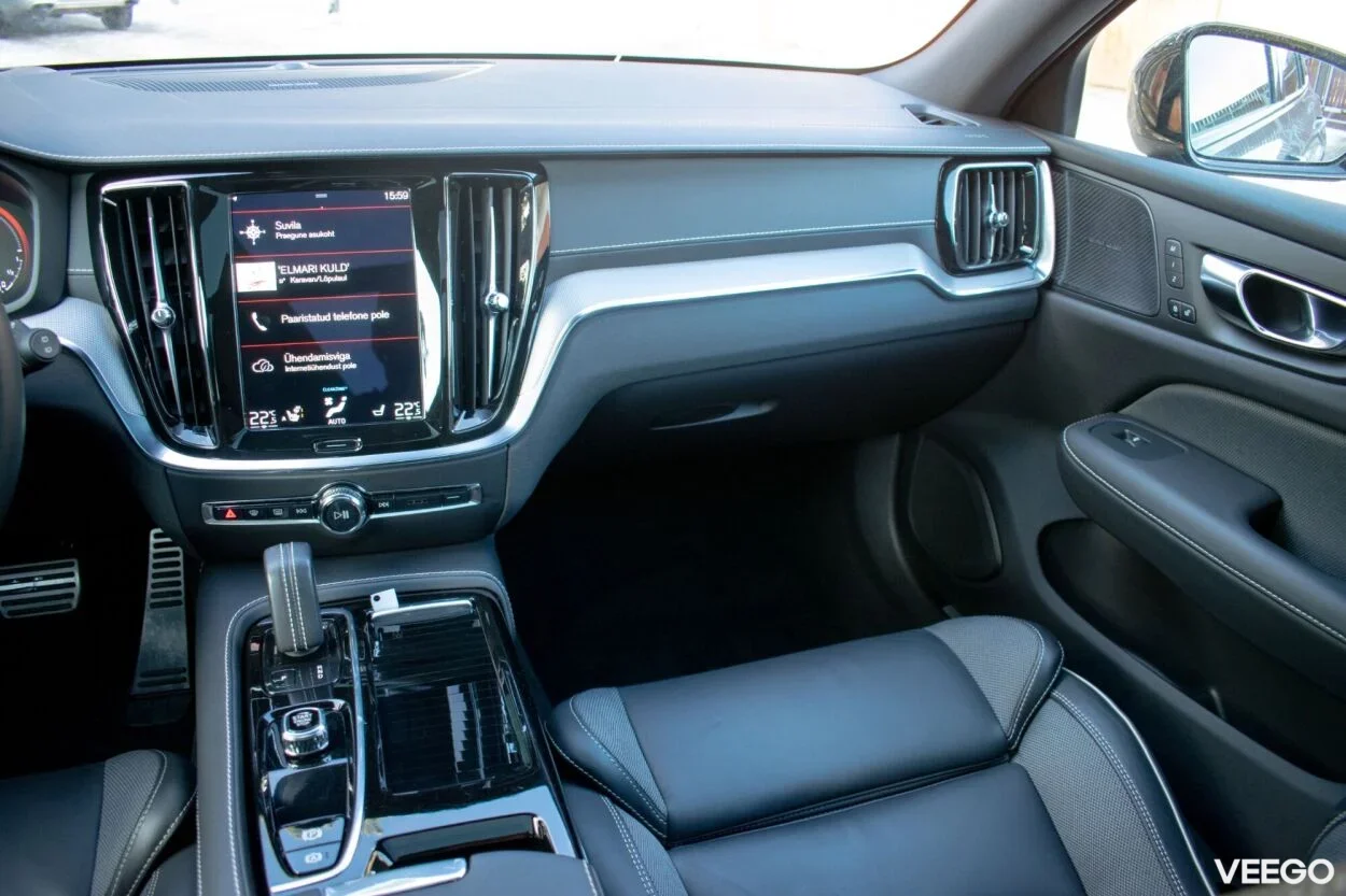 Volvo V60 AWD DARK R-Design Intelli Safe Xenium Wntr 2 293kW