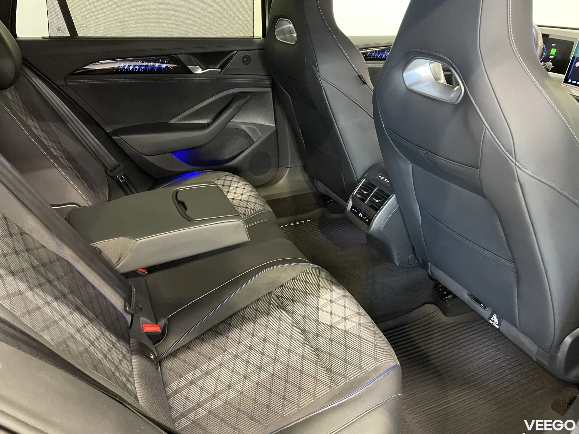 Volkswagen Passat Variant 4Motion R-Line Black Style 2 142kW