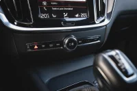 Volvo V60 Cross Country AWD Pro 2 140kW thumbnail