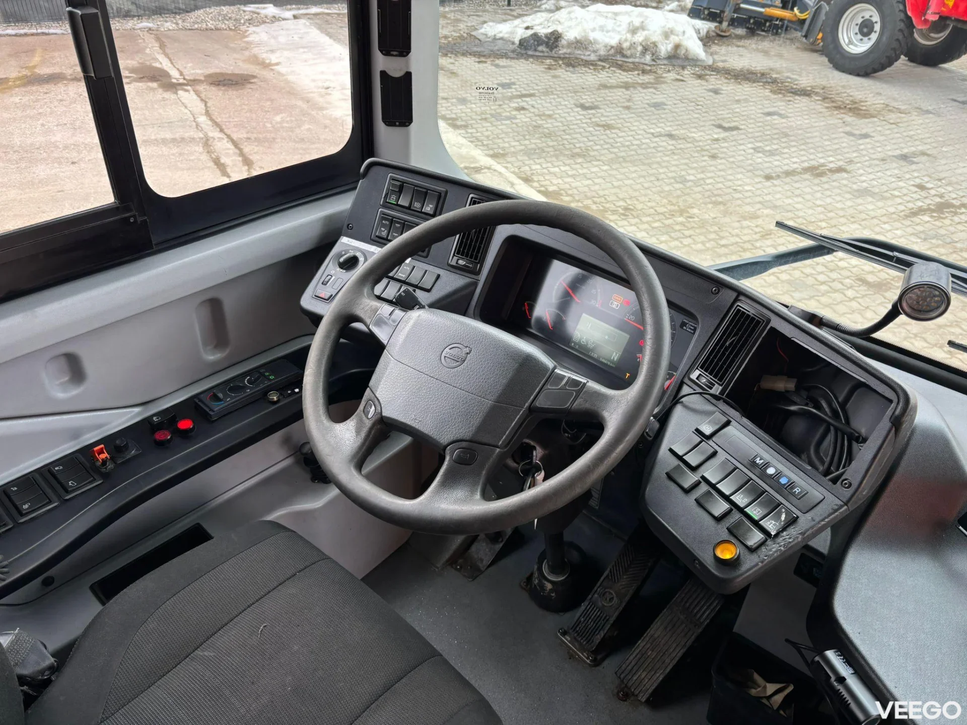 Volvo B8R AC / AUXILIARY HEATING / WHEELCHAIR LIFT 240kW