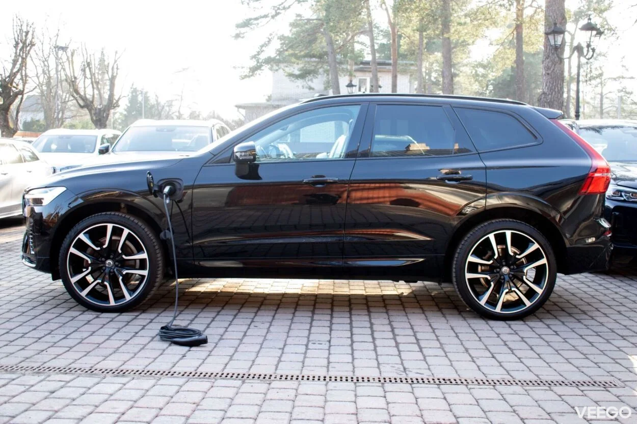 Volvo XC60 AWD DARK Plus Intelli Safe PRO Wntr 2 335kW