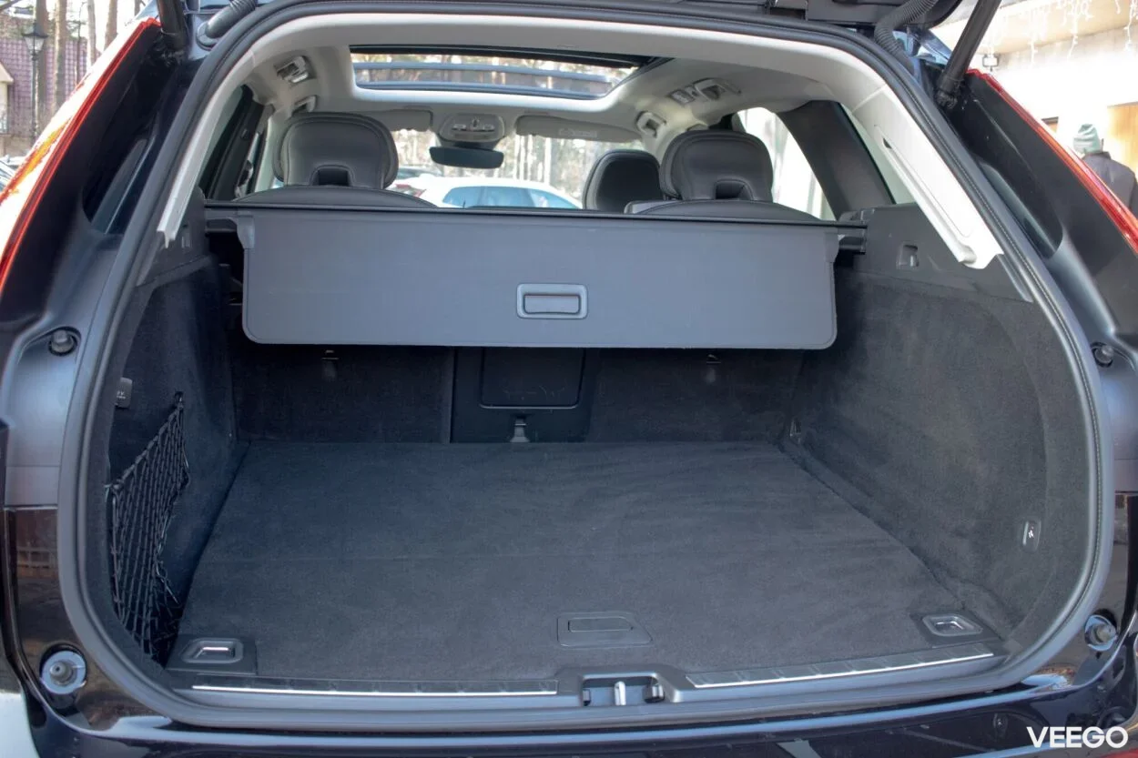 Volvo XC60 AWD DARK Plus Intelli Safe PRO Wntr 2 335kW