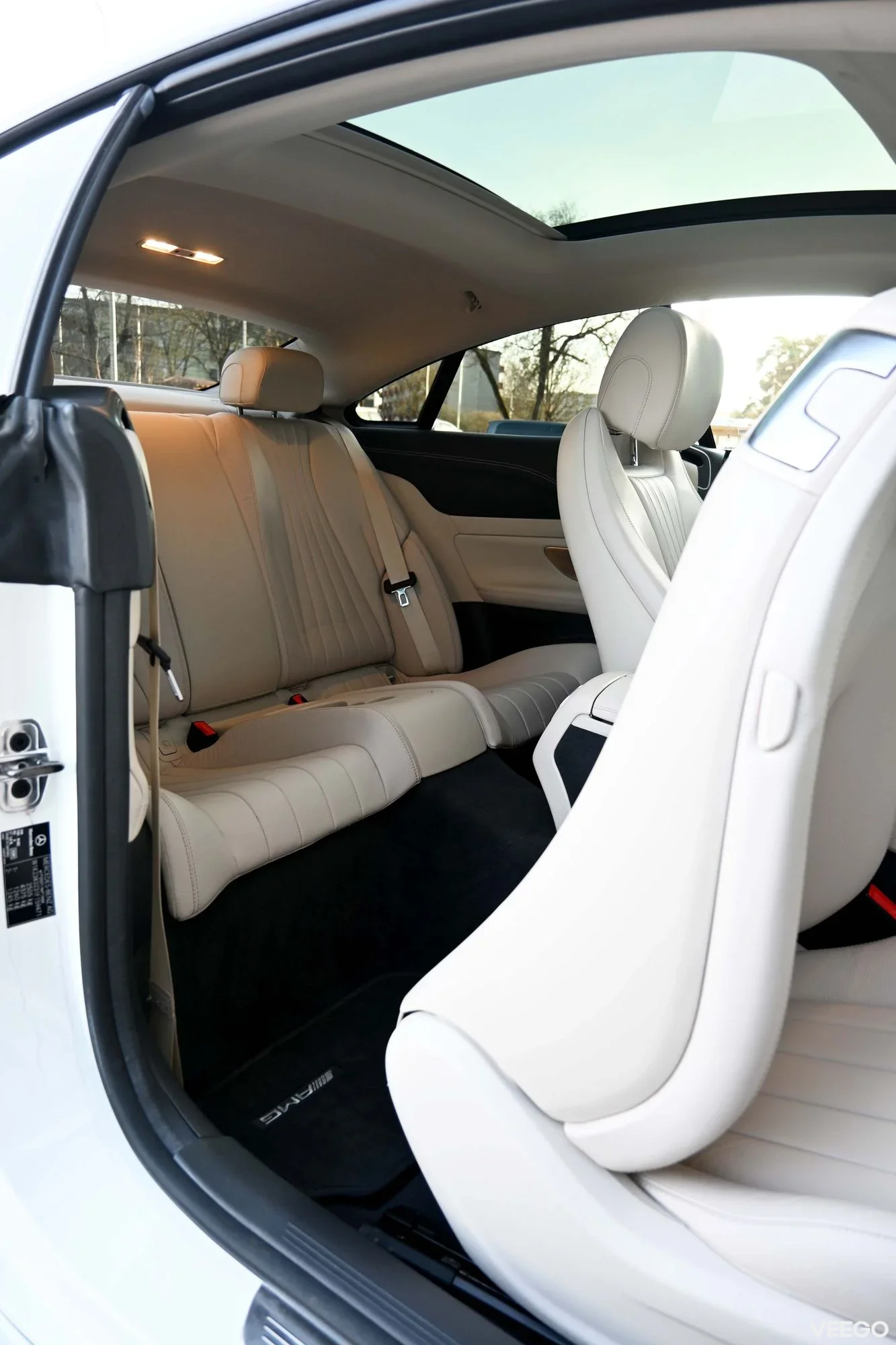 Mercedes-Benz E400 AWD AMG BURMESTER PANO SAFETY PRO FULL 3 243kW