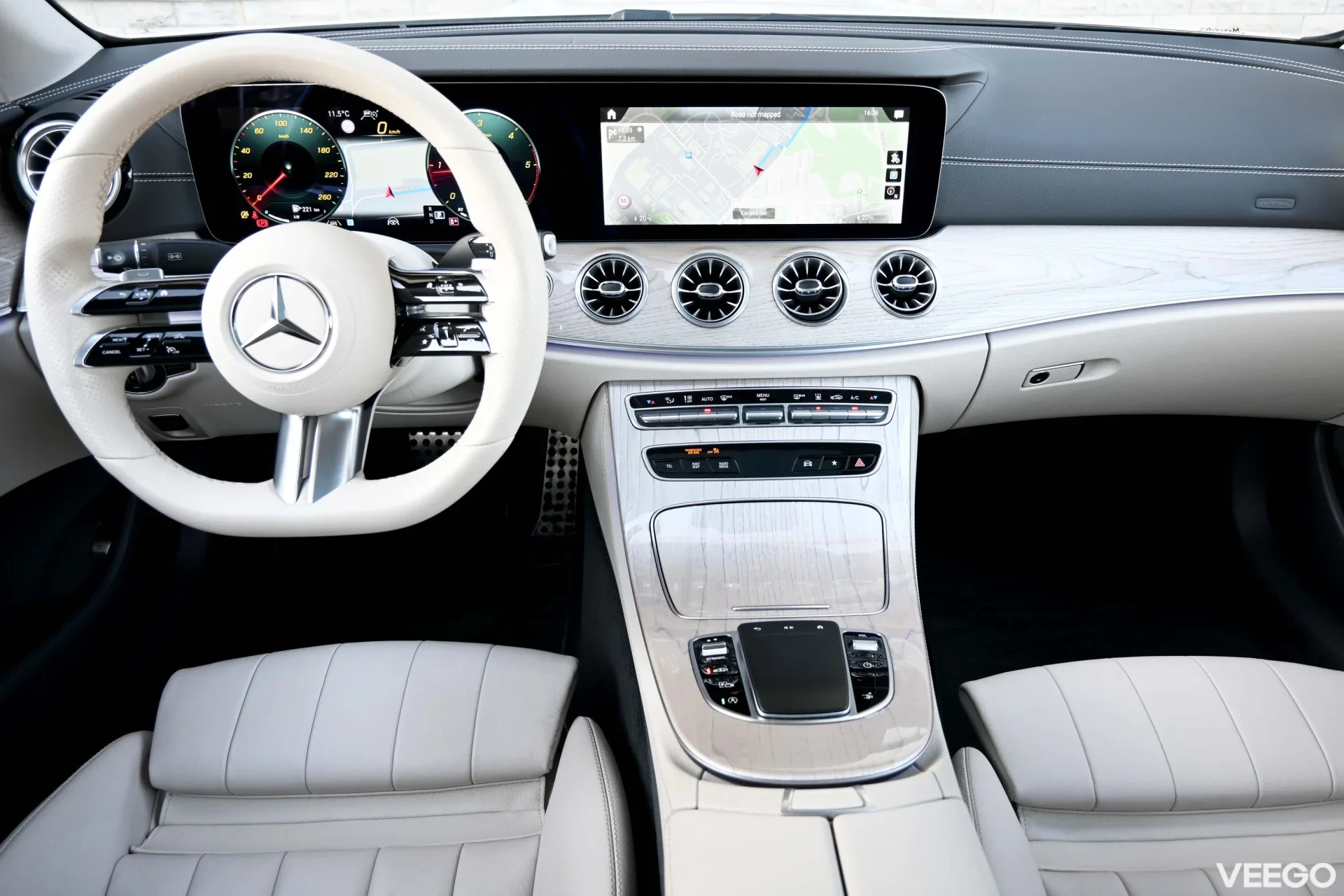 Mercedes-Benz E400 AWD AMG BURMESTER PANO SAFETY PRO FULL 3 243kW