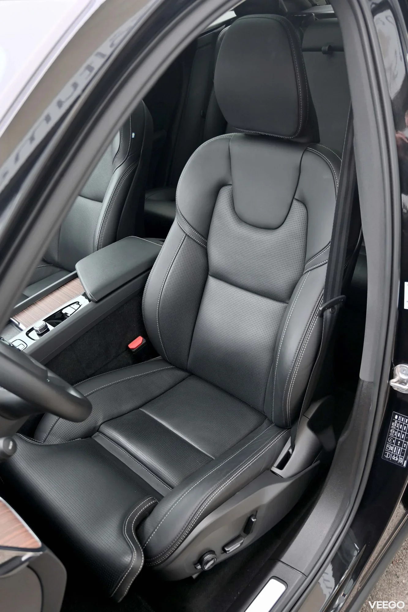 Volvo XC60 AWD T6 H&K LUXURY ULTIMATE DARK INTELLI SAFE MY23 2 293kW