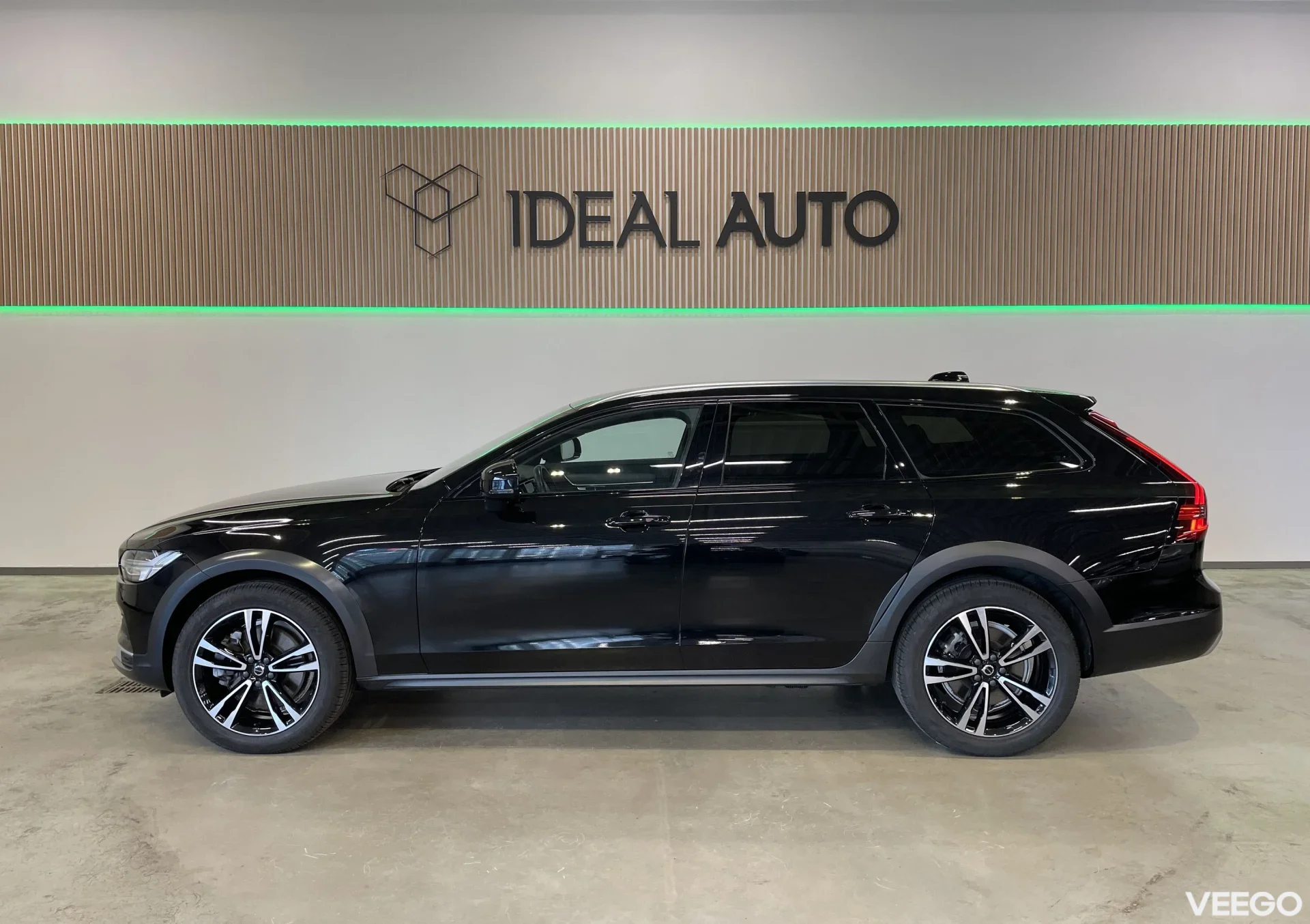 Volvo V90 Cross Country AWD Momentum 2 145kW