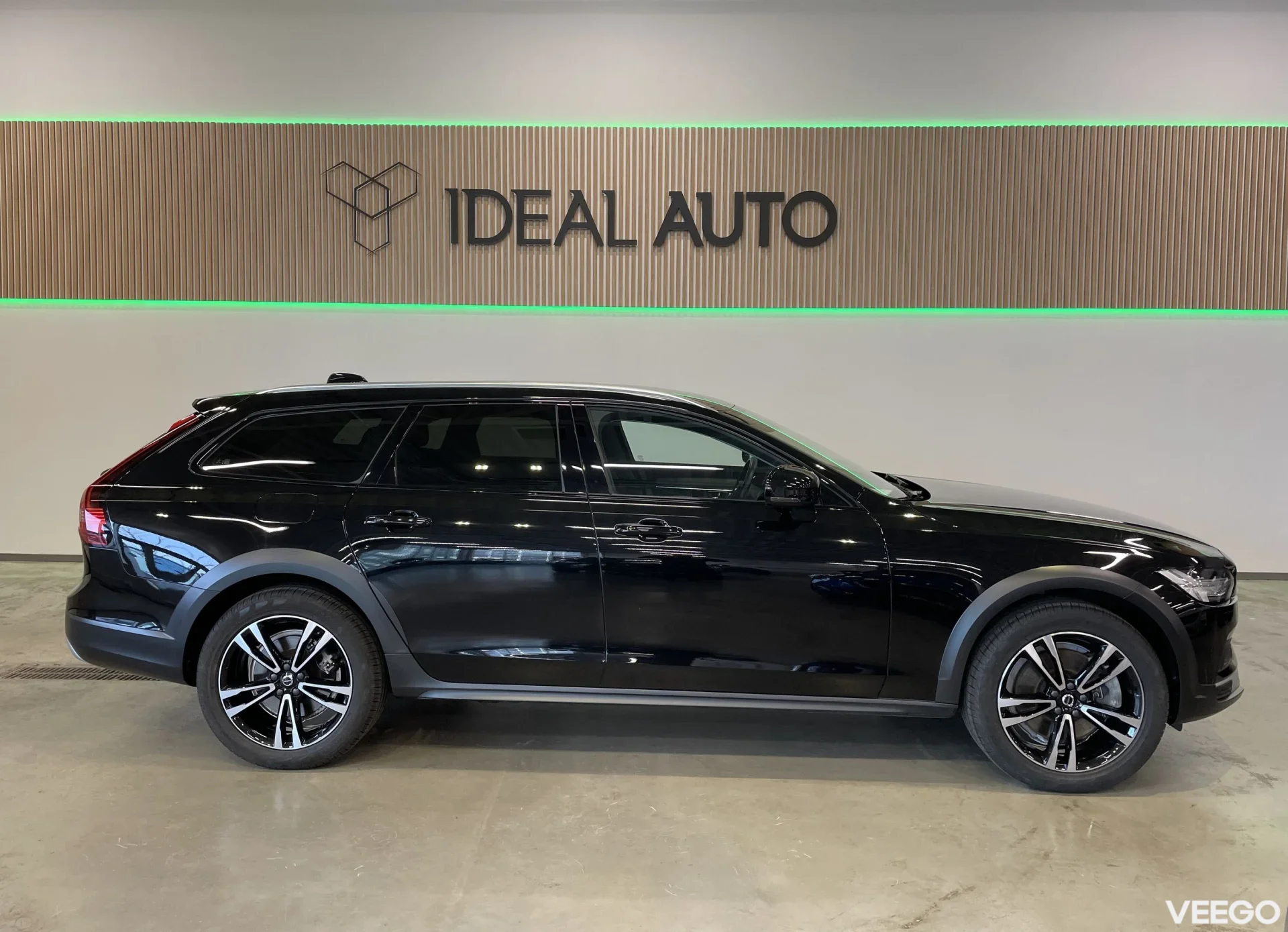 Volvo V90 Cross Country AWD Momentum 2 145kW