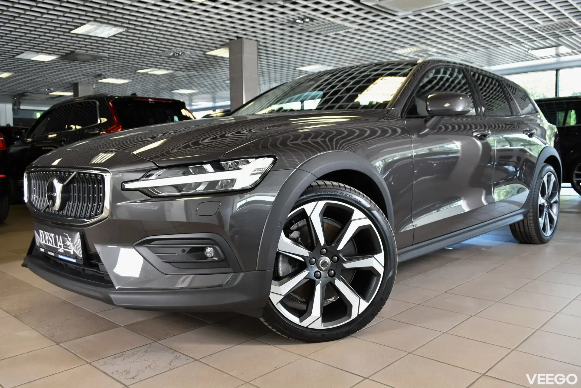 Volvo V60 Cross Country LUXURY+ B&W ULTIMATE BRIGHT XENIUM INTELLI FULL 2 184kW