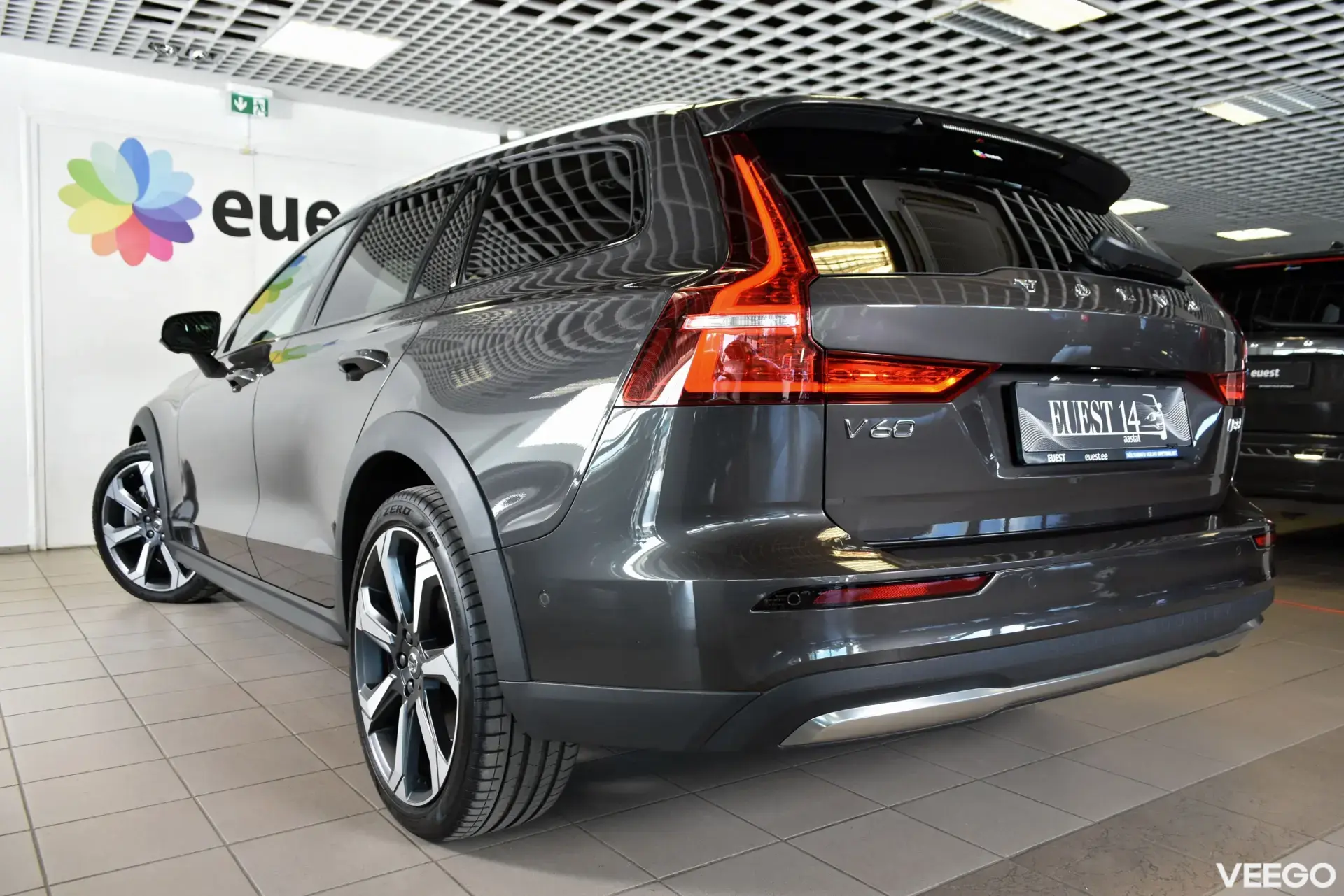 Volvo V60 Cross Country LUXURY+ B&W ULTIMATE BRIGHT XENIUM INTELLI FULL 2 184kW