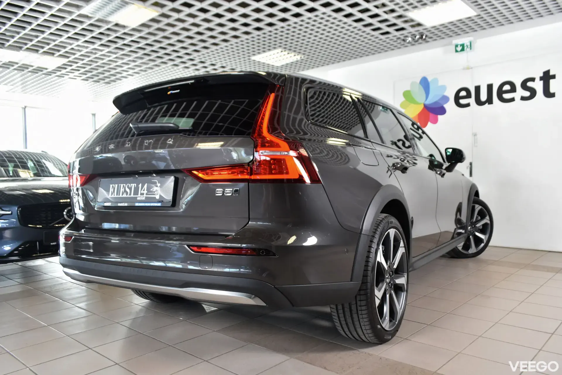 Volvo V60 Cross Country LUXURY+ B&W ULTIMATE BRIGHT XENIUM INTELLI FULL 2 184kW