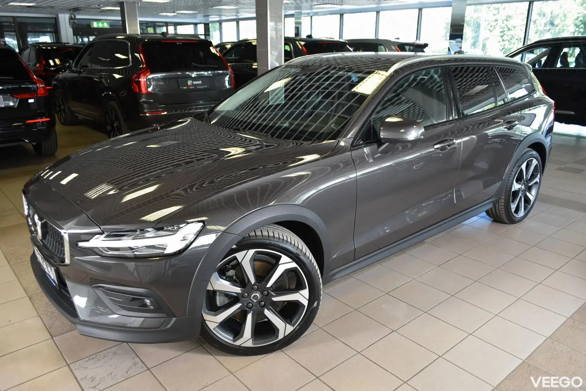Volvo V60 Cross Country LUXURY+ B&W ULTIMATE BRIGHT XENIUM INTELLI FULL 2 184kW