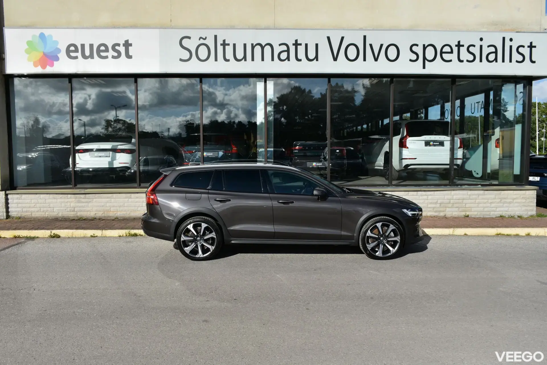 Volvo V60 Cross Country LUXURY+ B&W ULTIMATE BRIGHT XENIUM INTELLI FULL 2 184kW