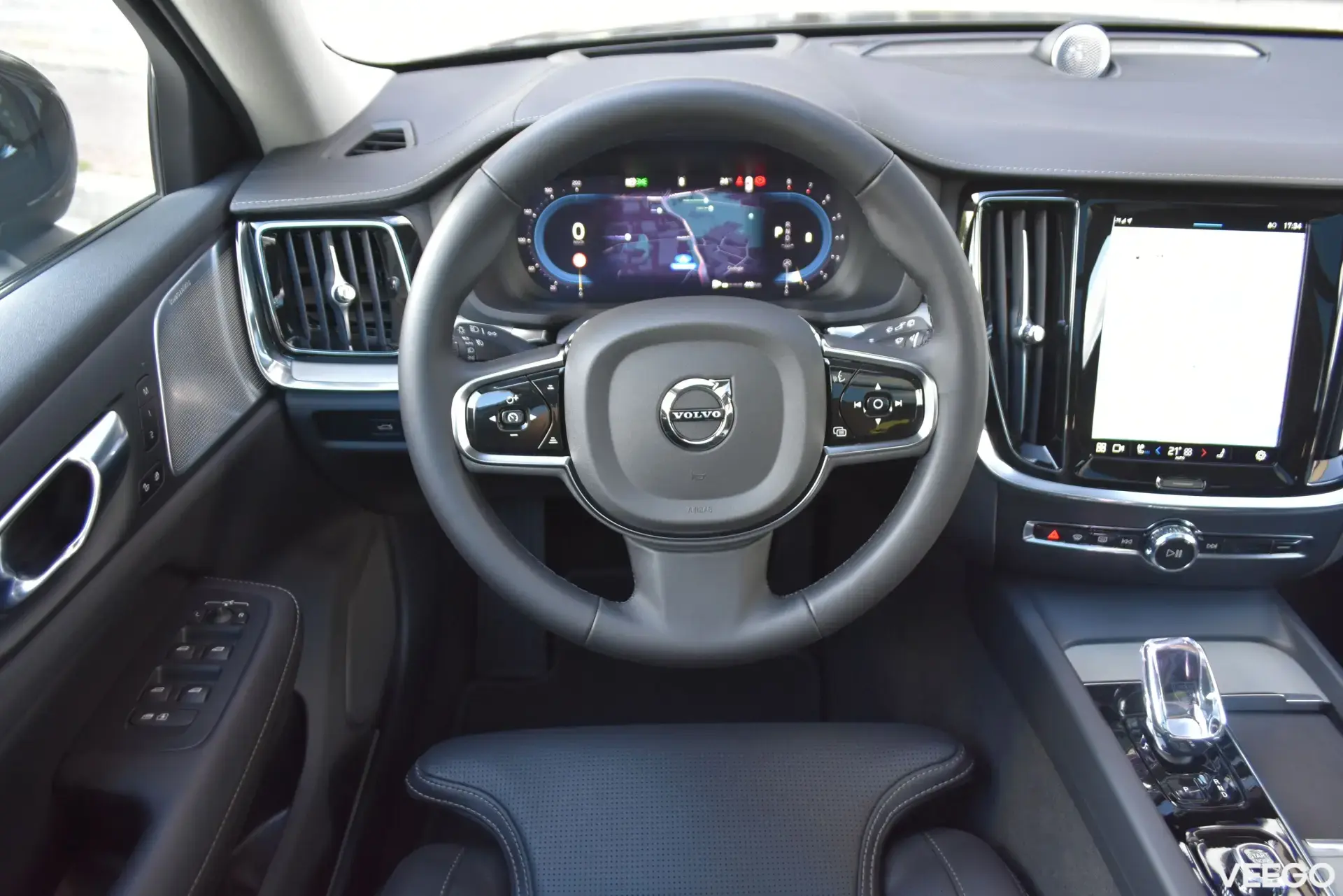 Volvo V60 Cross Country LUXURY+ B&W ULTIMATE BRIGHT XENIUM INTELLI FULL 2 184kW
