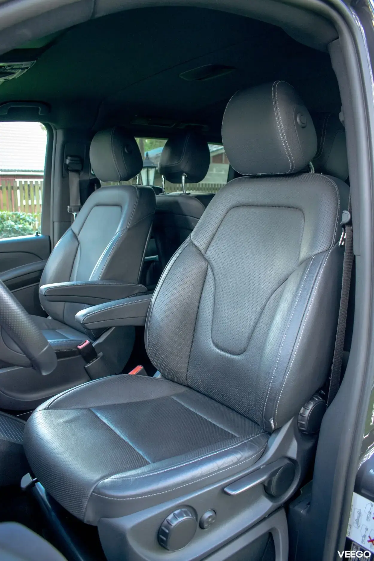 Mercedes-Benz V250 AMG Night Assist Wntr M1 N1 2 140kW