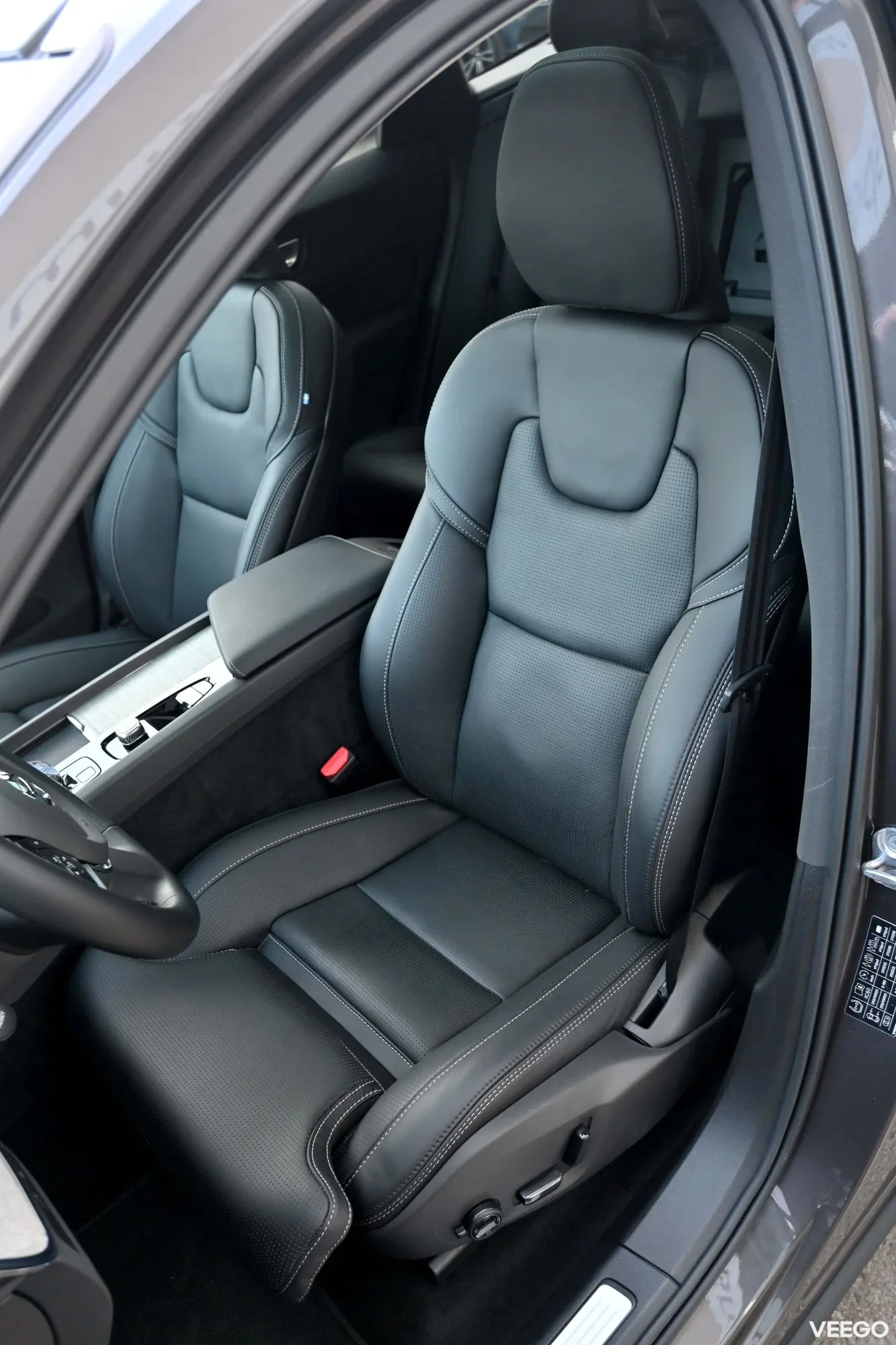 Volvo XC60 AWD B&W LUXURY+ ULTRA BRIGHT XENIUM INTELLI PRO MY25 2 293kW