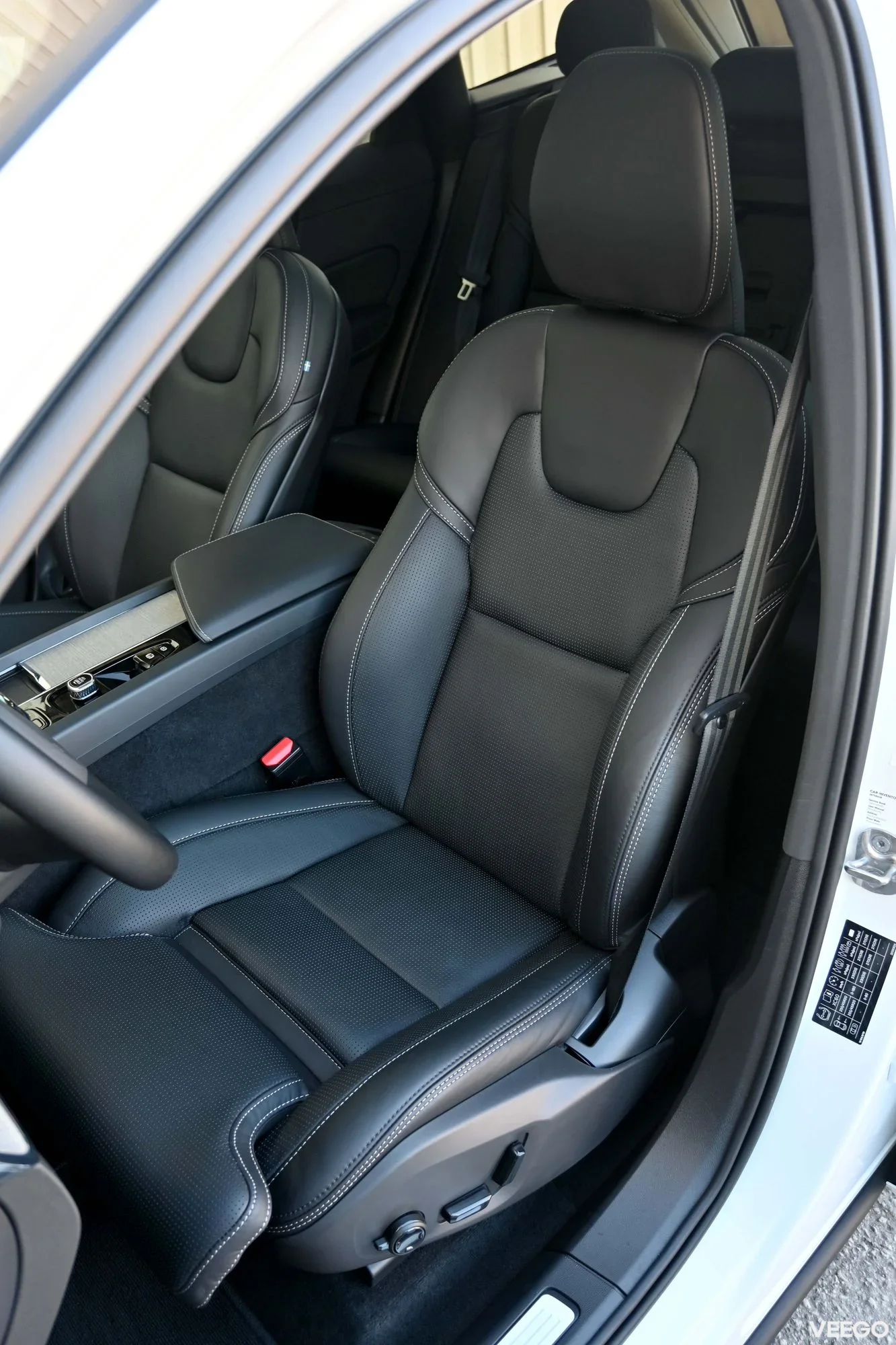 Volvo XC60 AWD B&W LUXURY+ ULTRA BRIGHT XENIUM INTELLI PRO MY25 2 293kW