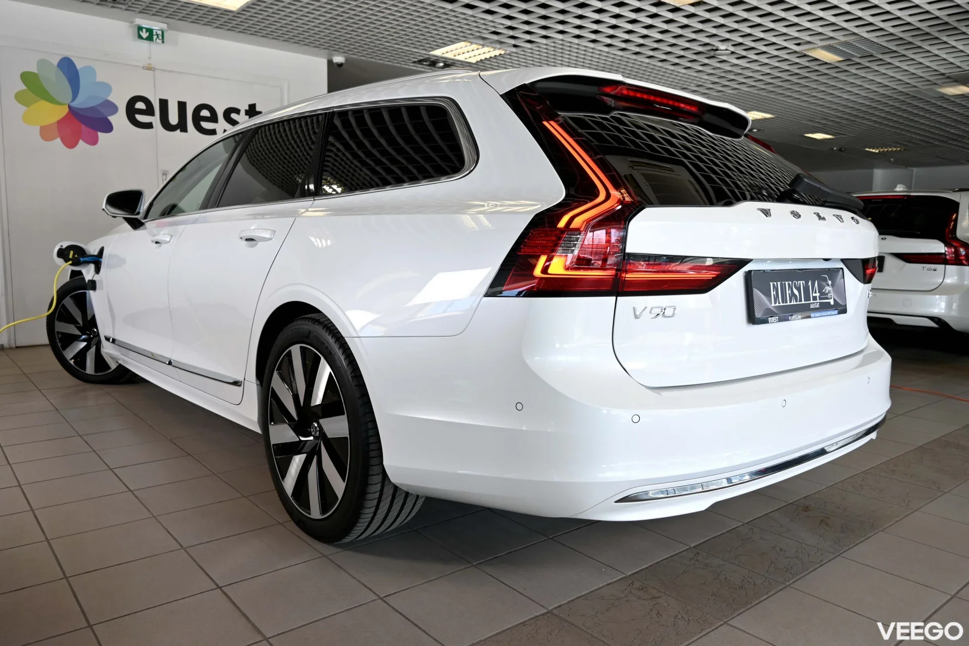 Volvo V90 AWD T8 B&W ULTRA BRIGHT XENIUM INTELLI SAFE PRO 2 335kW