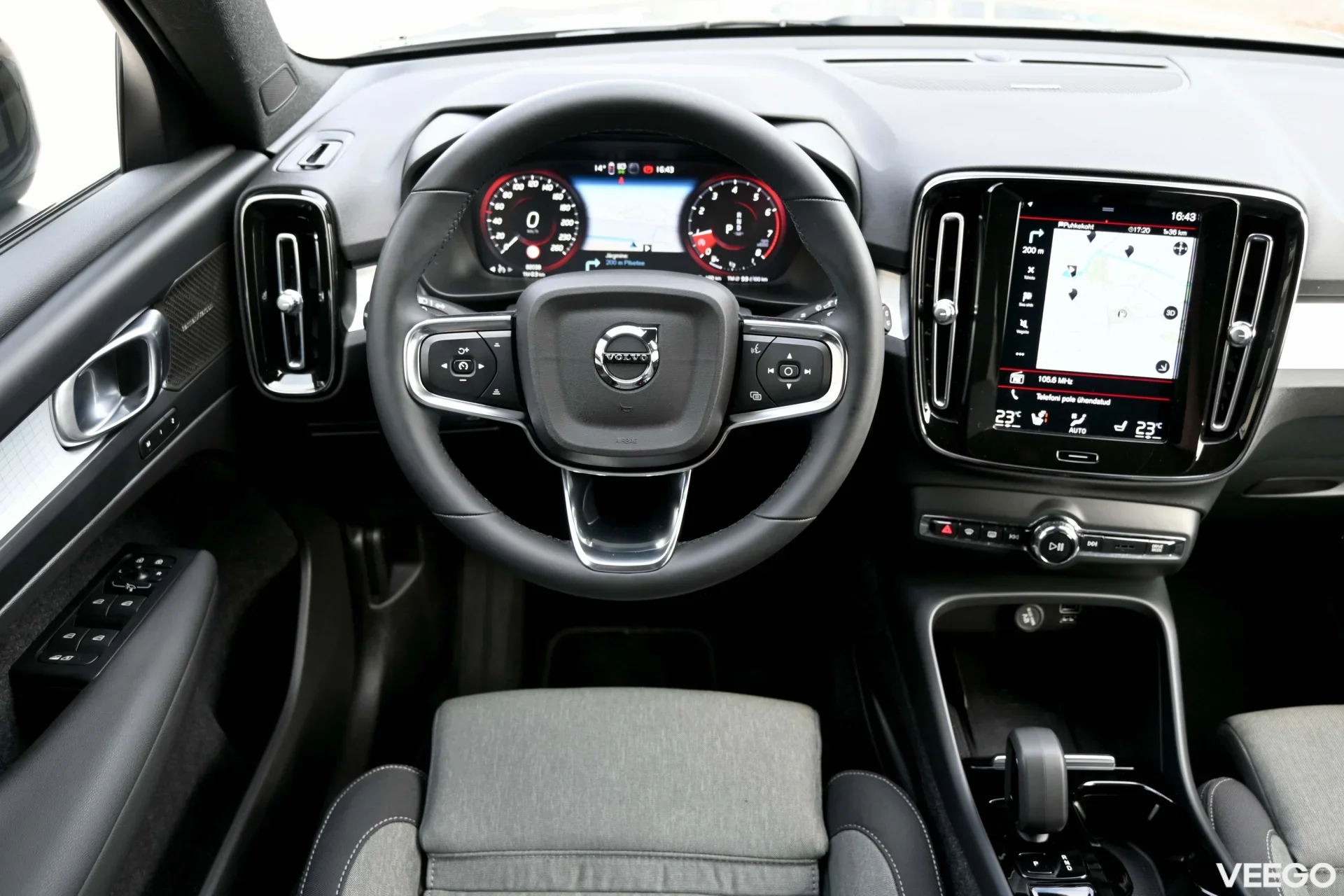 Volvo XC40 H&K R-DESIGN INTELLI SAFE MY23 1.5 95kW