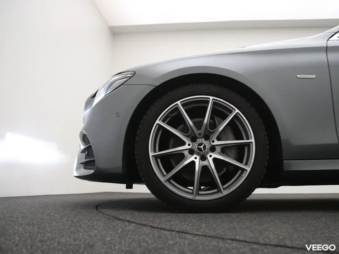 Mercedes-Benz E220 2 143kW