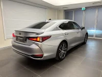 Lexus ES 300h - 131kW thumbnail