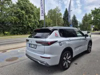 Mitsubishi Outlander 2.4 100kW thumbnail