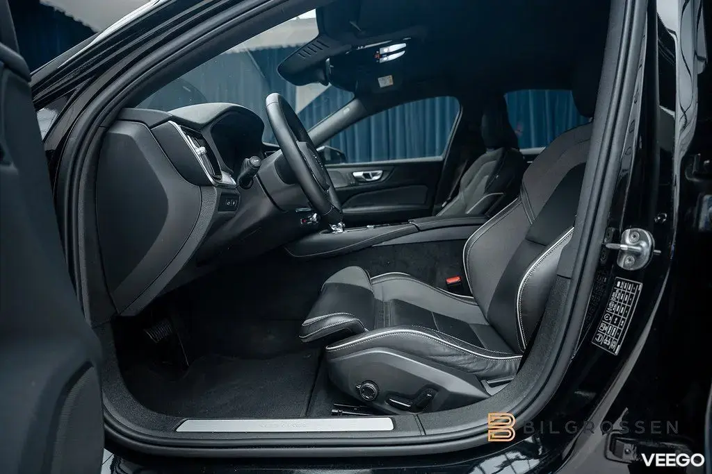Volvo S60 Recharge T8 AWD Plus Dark 3.79% H/K 360 Drag MOMS 335kW