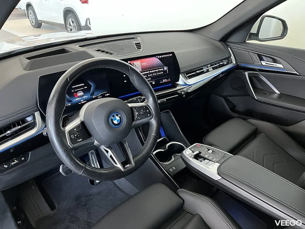 BMW iX1 xDrive30 M Sport Comfort Access Dragkrok Rattvärme
