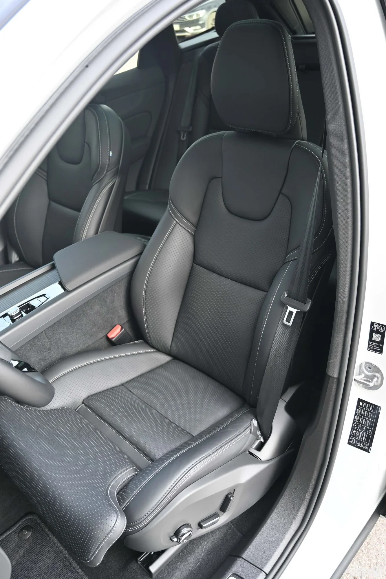 Volvo XC60 AWD T8 4C B&W LUXURY+ ULTRA BLACK INTELLI FULL 2 335kW