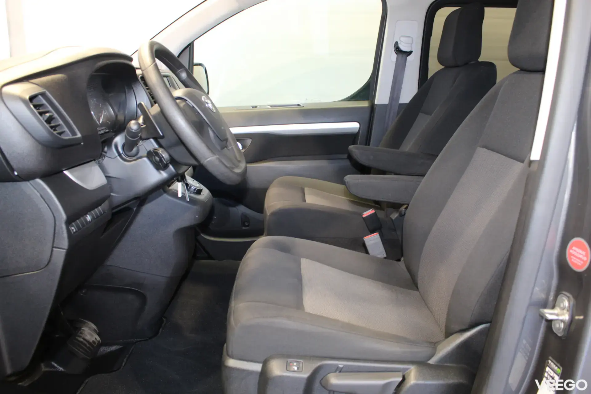 Toyota Proace Verso Medium Single side door Shuttle 2 90kW