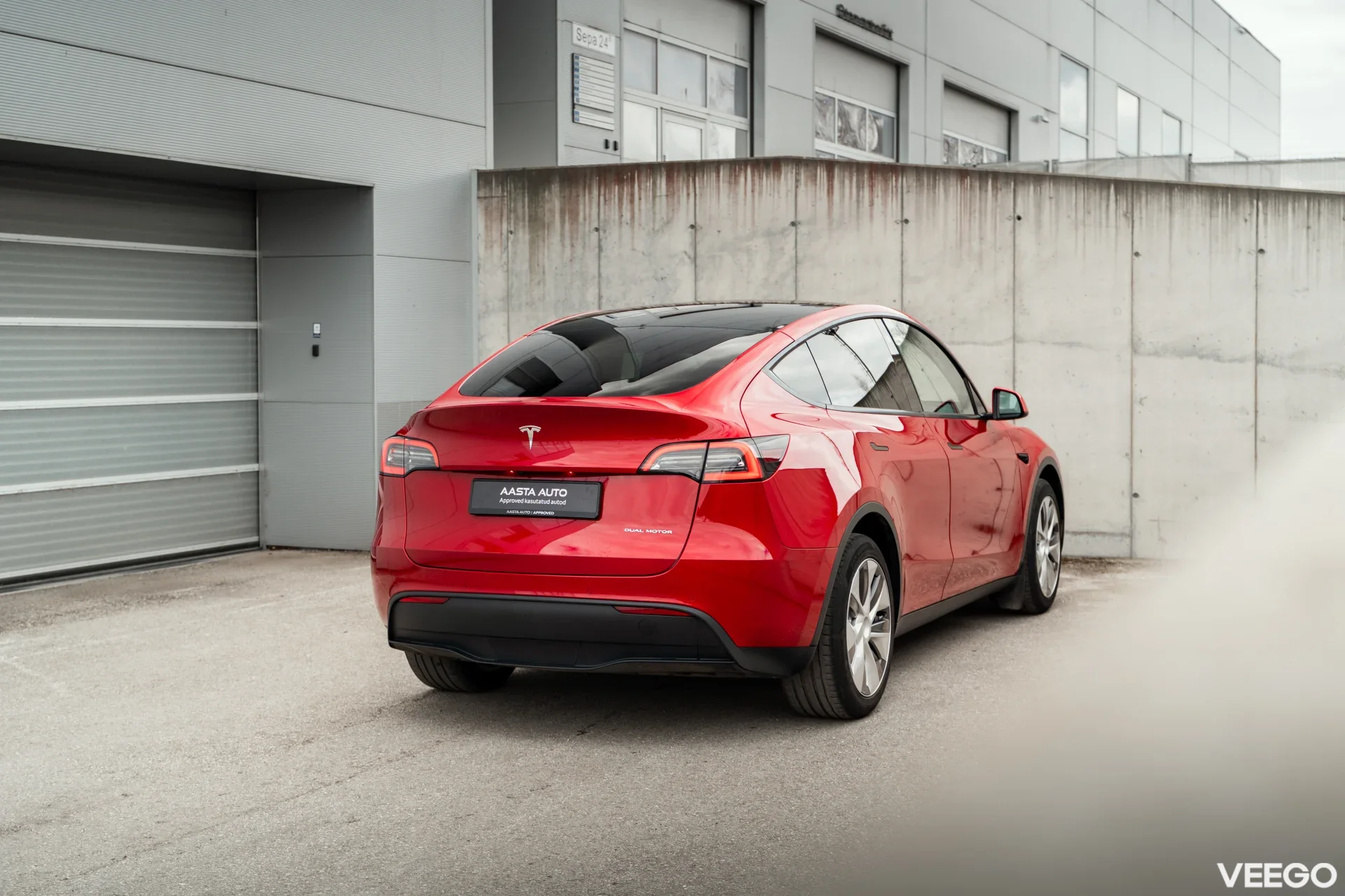 Tesla Model Y   Long Range Dual Motor AWD 378kW