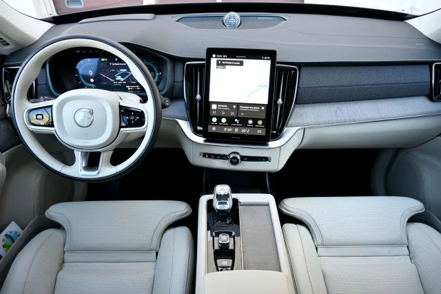 Image of Volvo XC90 AWD 7K B&W 4C ULTRA BRIGHT XENIUM INTELLI SAFE PRO MY26 2 335kW