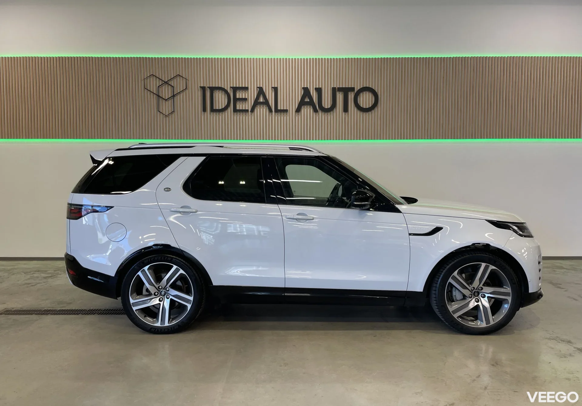 Land Rover Discovery R-Dynamic 3 221kW