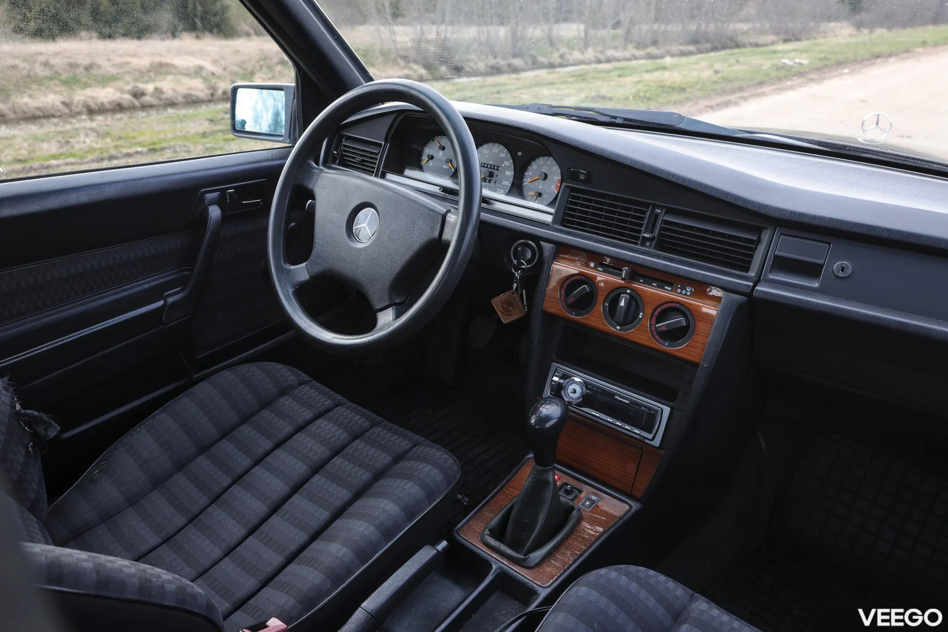 Mercedes-Benz 190 W201 2.0 90kW