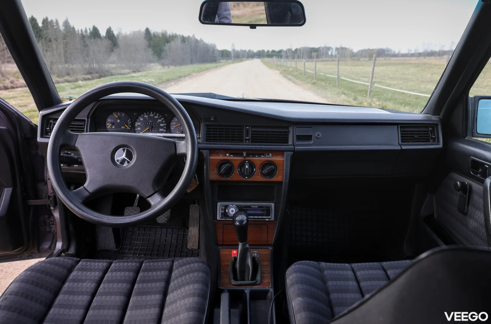 Mercedes-Benz 190 W201 2.0 90kW