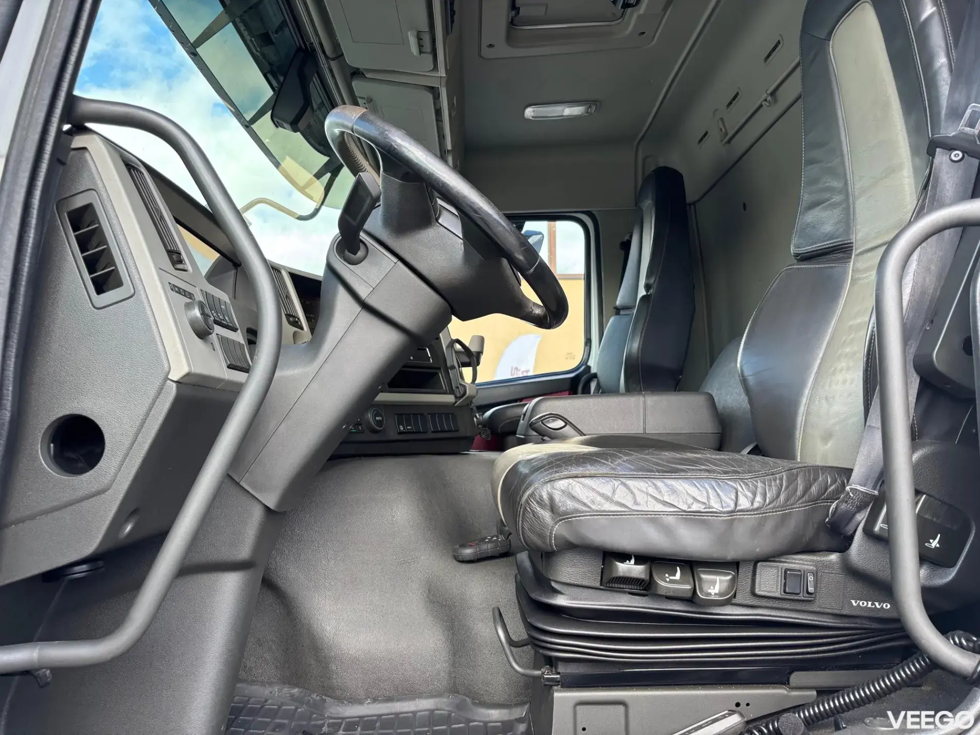 Volvo FM 6x2 + THERMO KING T-1200R + 9,9M BOX 345kW
