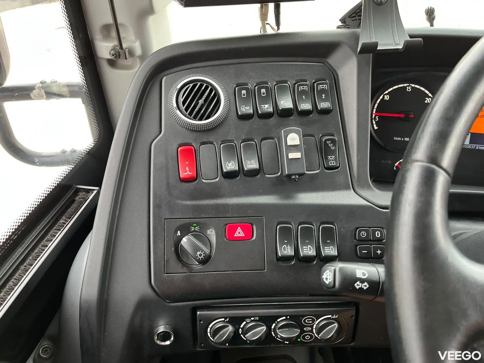 Scania K 320 48 SEATS / AC / AUXILIARY HEATING / RETARDER 235kW