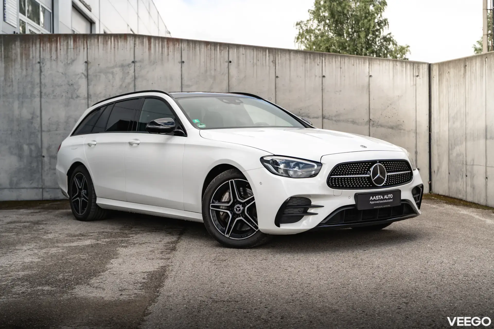 Mercedes-Benz E300 2.0 215kW