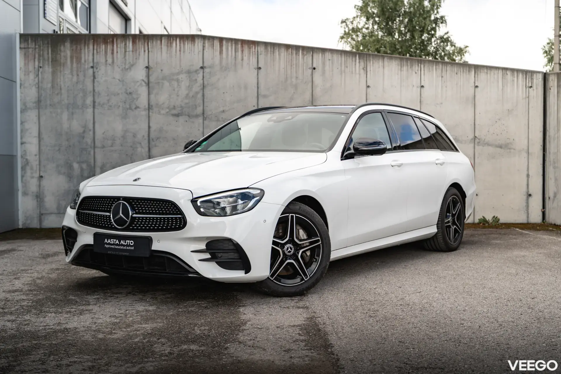 Mercedes-Benz E300 2.0 215kW
