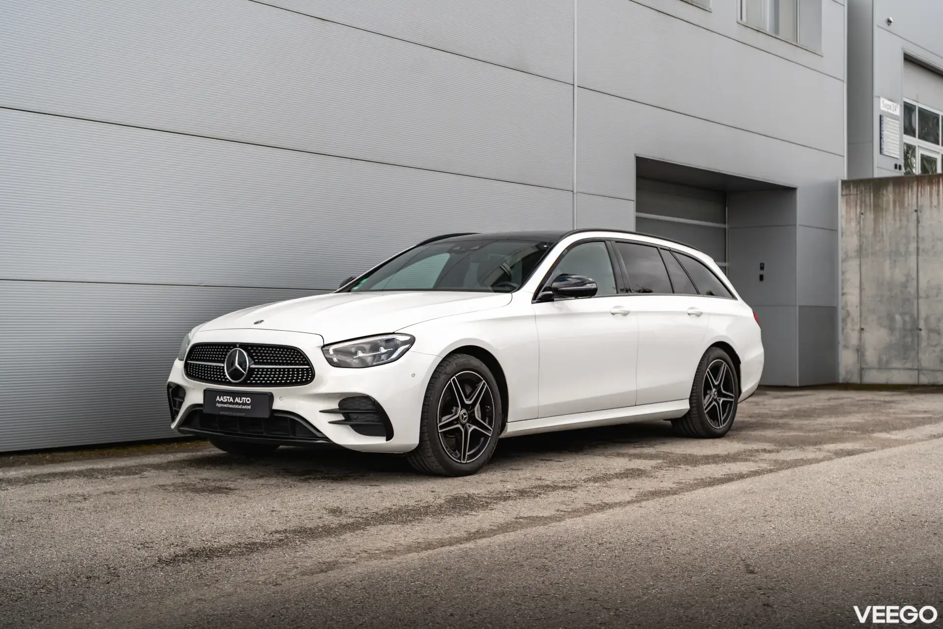 Mercedes-Benz E300 2.0 215kW