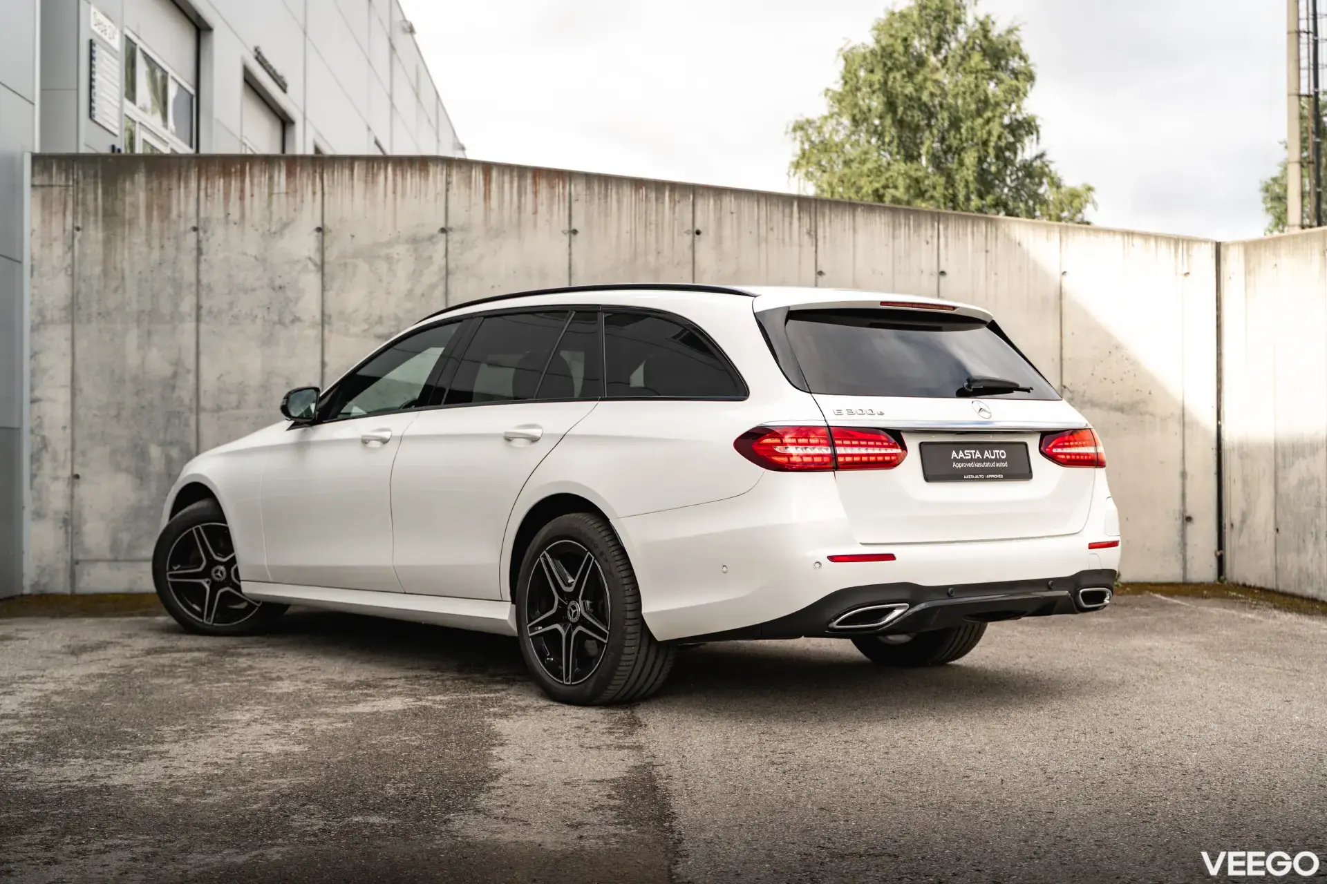Mercedes-Benz E300 2.0 215kW