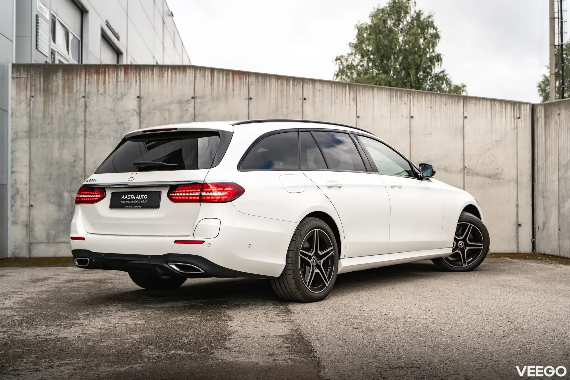 Mercedes-Benz E300 2.0 215kW