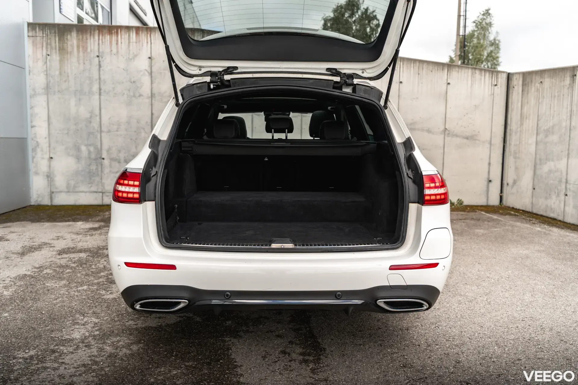 Mercedes-Benz E300 2.0 215kW