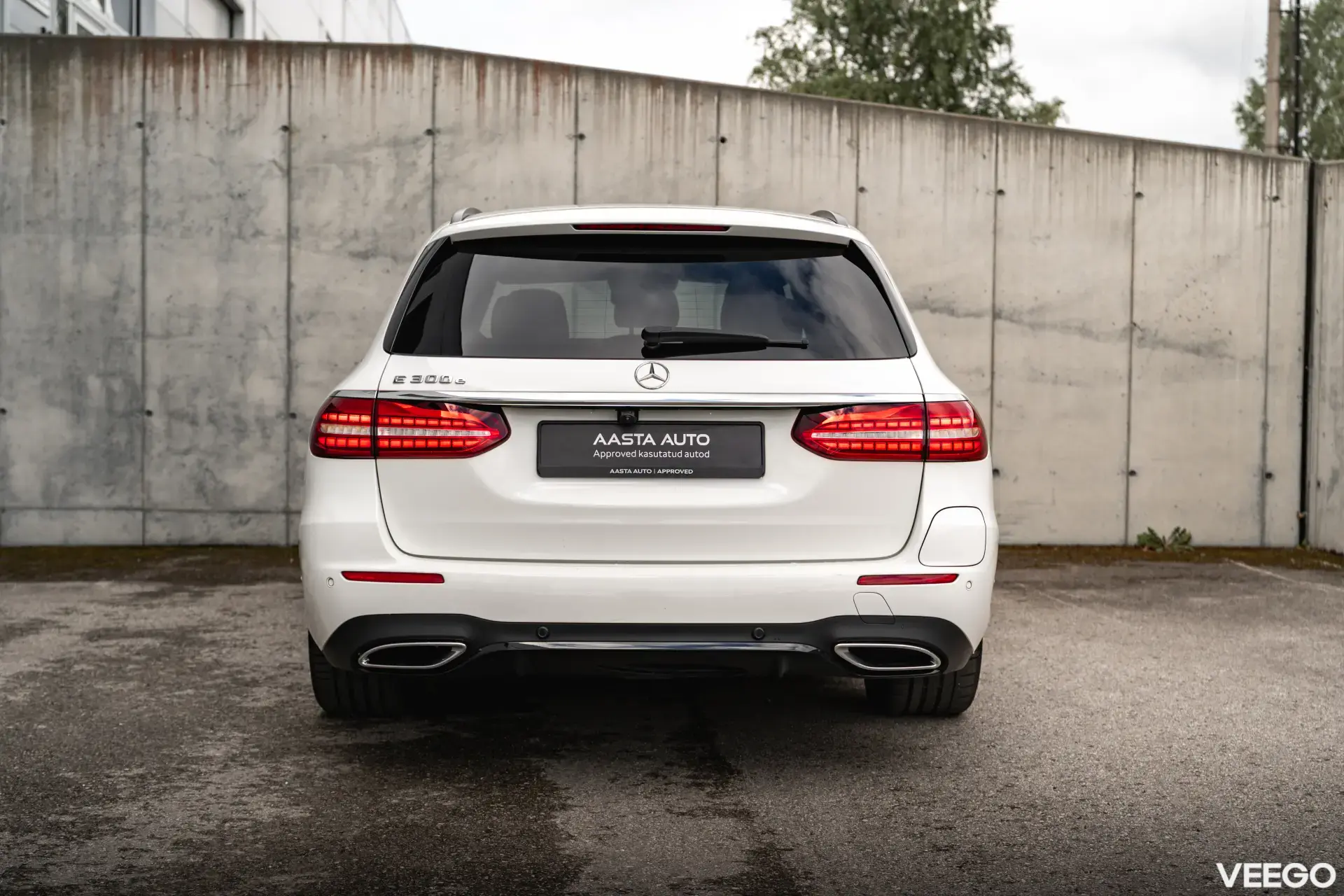 Mercedes-Benz E300 2.0 215kW